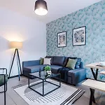 Large 4br House, Sleeps 8, Parking, Full Kitchen, Ideal For Groups, Family, Contractors Manchester