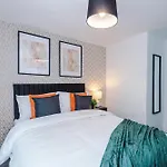 Hébergement de vacances Large 4br House, Sleeps 8, Parking, Full Kitchen, Ideal For Groups, Family, Contractors Manchester