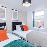 Large 4br House, Sleeps 8, Parking, Full Kitchen, Ideal For Groups, Family, Contractors Manchester