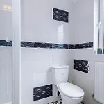 Large 4br House, Sleeps 8, Parking, Full Kitchen, Ideal For Groups, Family, Contractors Hébergement de vacances Manchester