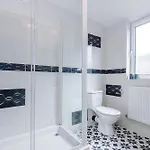 Large 4br House, Sleeps 8, Parking, Full Kitchen, Ideal For Groups, Family, Contractors Hébergement de vacances