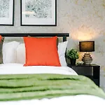 Large 4br House, Sleeps 8, Parking, Full Kitchen, Ideal For Groups, Family, Contractors *