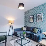 Hébergement de vacances Large 4br House, Sleeps 8, Parking, Full Kitchen, Ideal For Groups, Family, Contractors *