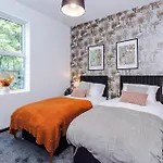 Large 4br House, Sleeps 8, Parking, Full Kitchen, Ideal For Groups, Family, Contractors Manchester