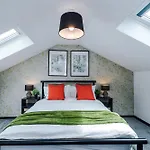 Hébergement de vacances Large 4br House, Sleeps 8, Parking, Full Kitchen, Ideal For Groups, Family, Contractors Manchester