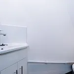 Large 4br House, Sleeps 8, Parking, Full Kitchen, Ideal For Groups, Family, Contractors Manchester