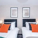 Large 4br House, Sleeps 8, Parking, Full Kitchen, Ideal For Groups, Family, Contractors Hébergement de vacances *