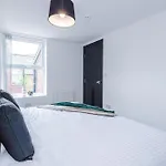 Hébergement de vacances Large 4br House, Sleeps 8, Parking, Full Kitchen, Ideal For Groups, Family, Contractors Manchester