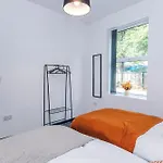 Large 4br House, Sleeps 8, Parking, Full Kitchen, Ideal For Groups, Family, Contractors *