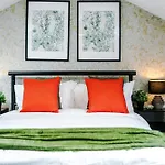 Large 4br House, Sleeps 8, Parking, Full Kitchen, Ideal For Groups, Family, Contractors Hébergement de vacances Manchester