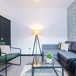 Hébergement de vacances Large 4br House, Sleeps 8, Parking, Full Kitchen, Ideal For Groups, Family, Contractors Manchester