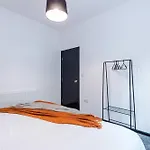 Large 4br House, Sleeps 8, Parking, Full Kitchen, Ideal For Groups, Family, Contractors Hébergement de vacances Manchester