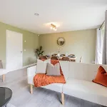 Chic 4bd Abode - Free Parking - Snooker