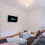 Stylish 3 Bedroom - Free Parking, Smart Tv, Sleeps 8 Manchester