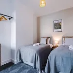 Stylish 3 Bedroom - Free Parking, Smart Tv, Sleeps 8