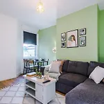 Stylish 3 Bedroom - Free Parking, Smart Tv, Sleeps 8 *