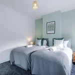 Stylish 3 Bedroom - Free Parking, Smart Tv, Sleeps 8 Prázdninový dům *