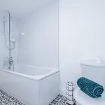 Stylish 3 Bedroom - Free Parking, Smart Tv, Sleeps 8