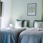 Prázdninový dům Stylish 3 Bedroom - Free Parking, Smart Tv, Sleeps 8 *