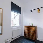 Stylish 3 Bedroom - Free Parking, Smart Tv, Sleeps 8 Prázdninový dům