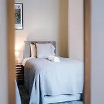 Stylish 3 Bedroom - Free Parking, Smart Tv, Sleeps 8