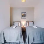 Stylish 3 Bedroom - Free Parking, Smart Tv, Sleeps 8 Prázdninový dům *