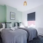 Prázdninový dům Stylish 3 Bedroom - Free Parking, Smart Tv, Sleeps 8 *