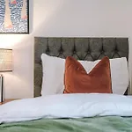 Big Mcr 5-bedroom Contractor House Sleeps 8 With Parking By Purestay Casa de Férias *