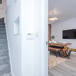 Casa de Férias Big Mcr 5-bedroom Contractor House Sleeps 8 With Parking By Purestay Manchester
