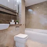 Big Mcr 5-bedroom Contractor House Sleeps 8 With Parking By Purestay Manchester