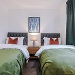 Big Mcr 5-bedroom Contractor House Sleeps 8 With Parking By Purestay Casa de Férias *
