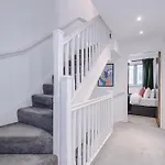 Casa de Férias Big Mcr 5-bedroom Contractor House Sleeps 8 With Parking By Purestay