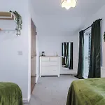 Big Mcr 5-bedroom Contractor House Sleeps 8 With Parking By Purestay Manchester