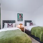 Big Mcr 5-bedroom Contractor House Sleeps 8 With Parking By Purestay Casa de Férias