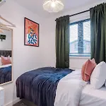 Casa de Férias Big Mcr 5-bedroom Contractor House Sleeps 8 With Parking By Purestay