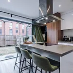 Casa de Férias Big Mcr 5-bedroom Contractor House Sleeps 8 With Parking By Purestay *