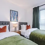 Big Mcr 5-bedroom Contractor House Sleeps 8 With Parking By Purestay Casa de Férias