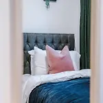 Casa de Férias Big Mcr 5-bedroom Contractor House Sleeps 8 With Parking By Purestay *