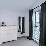 Big Mcr 5-bedroom Contractor House Sleeps 8 With Parking By Purestay