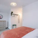 Big Mcr 5-bedroom Contractor House Sleeps 8 With Parking By Purestay Casa de Férias *