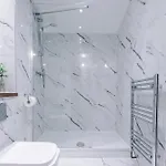 Casa de Férias Big Mcr 5-bedroom Contractor House Sleeps 8 With Parking By Purestay Manchester