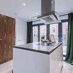 Big Mcr 5-bedroom Contractor House Sleeps 8 With Parking By Purestay Casa de Férias