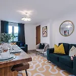 Casa de Férias Big Mcr 5-bedroom Contractor House Sleeps 8 With Parking By Purestay *