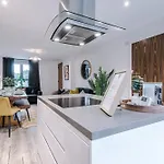 Big Mcr 5-bedroom Contractor House Sleeps 8 With Parking By Purestay Casa de Férias *