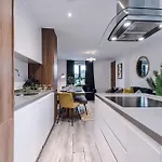 Big Mcr 5-bedroom Contractor House Sleeps 8 With Parking By Purestay * Manchester