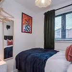 Casa de Férias Big Mcr 5-bedroom Contractor House Sleeps 8 With Parking By Purestay