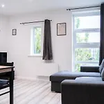 Apartment Stunning Modern 3 Bed, 2 Bedroom - Secure Parking - Close To Centre And Old Trafford