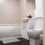 Stunning Modern 3 Bed, 2 Bedroom - Secure Parking - Close To Centre And Old Trafford Manchester