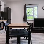 Apartment Stunning Modern 3 Bed, 2 Bedroom - Secure Parking - Close To Centre And Old Trafford Manchester