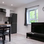 Stunning Modern 3 Bed, 2 Bedroom - Secure Parking - Close To Centre And Old Trafford Manchester